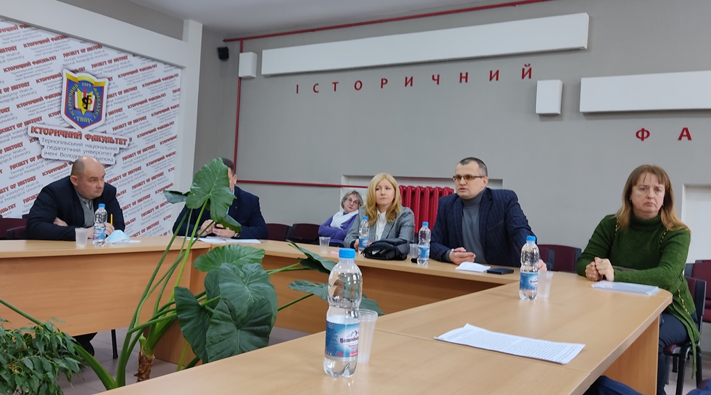 Дискусія серед викладачів факультету